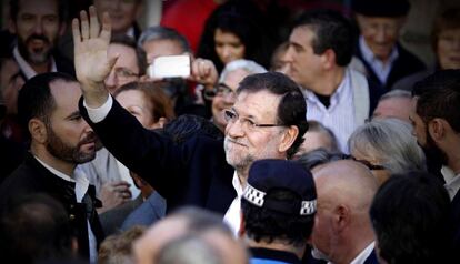 El presidente del Gobierno, Mariano Rajoy, saluda a los vecinos de Béjar (Salamanca) antes de clausurar un acto público de los 'populares' de la Comunidad.