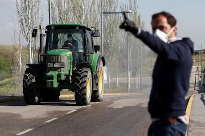 Un tractor del Imidra (Instituto de desarrollo rural) desinfecta las inmediaciones del Hospital Universitario del Tajo en Aranjuez (Madrid), este miércoles.