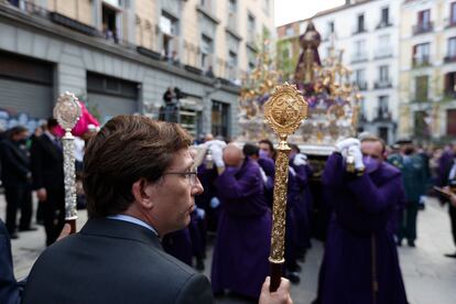 El alcalde de Madrid, José Luis Martínez-Almeida, en una procesión del Jueves Santo en la capital
