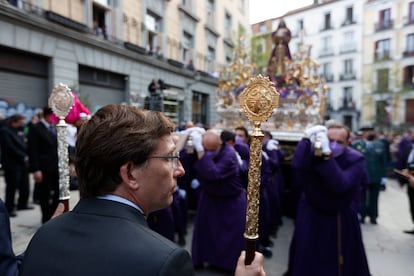 El alcalde de Madrid, José Luis Martínez-Almeida, participa en la procesión de Jueves Santo de la Hermandad de Jesús Nazareno el Pobre y María Santísima del Dulce Nombre, este Jueves Santo en la iglesia de San Pedro el Viejo en Madrid.