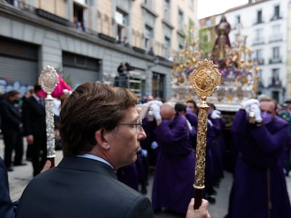 El alcalde de Madrid, José Luis Martínez-Almeida, en una procesión del Jueves Santo en la capital