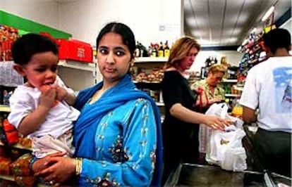 Sara Malik con su hijo, en un supermercado de Barcelona.