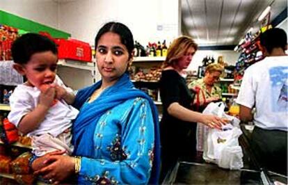 Sara Malik con su hijo, en un supermercado de Barcelona.