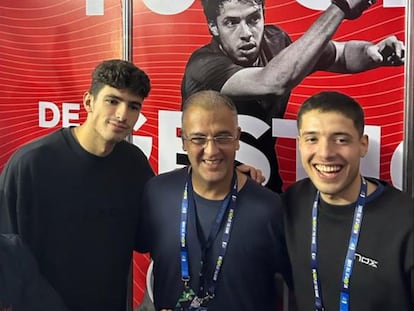 El fundador de AppPadel, Roger Llohis, (centro) con la pareja número 1 del mundo formada por Agustín Tapia  (derecha) y Arturo Coello.