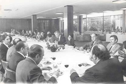 Esta foto recoge un almuerzo de la I mesa redonda de la Gastronomía, que se celebró el 29 de noviembre de 1976 en Madrid. Aún estaba muy lejos el <i>boom</i> de la cocina española, pero en esta cita Néstor Luján preguntó a sus compañeros "¿adónde va la gastronomía?" y Arzak planteó el siguiente asunto: ¿qué deben exigirse el comensal y el restaurador?