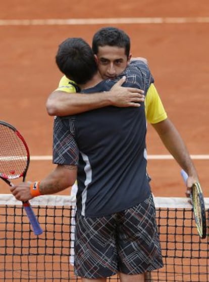 Almagro se abraza con Tipsarevic tras concluir el partido.