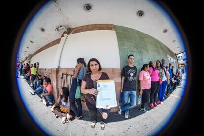 Candidatos na fila para uma vaga em um supermercado.