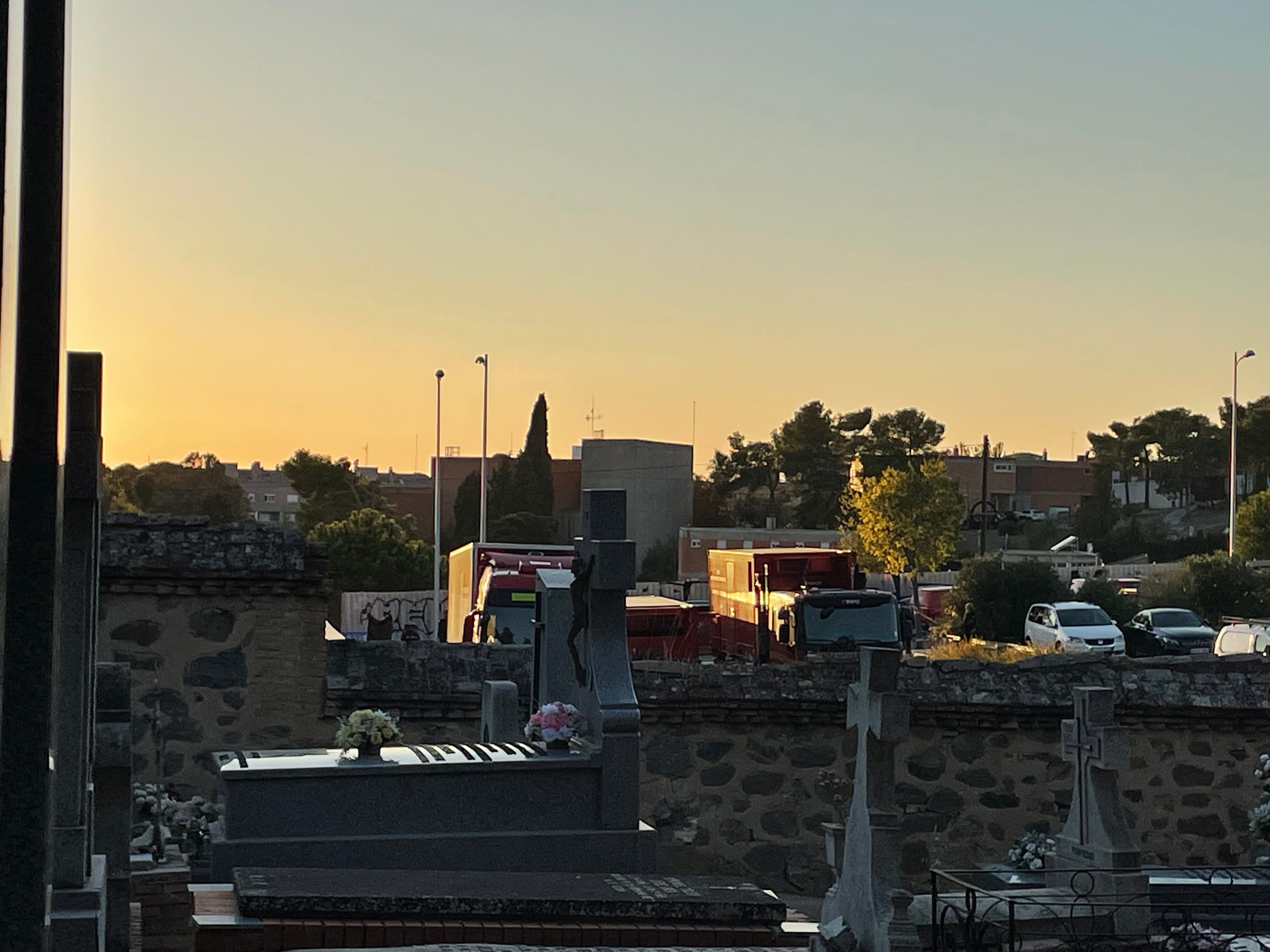 Vista, desde el cementerio de Toledo, de los camiones de la UME.