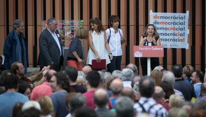 Isona Passola, durant l'acte de lectura d'un manifest de suport de la Cultura al referèndum de l'1 d'octubre.