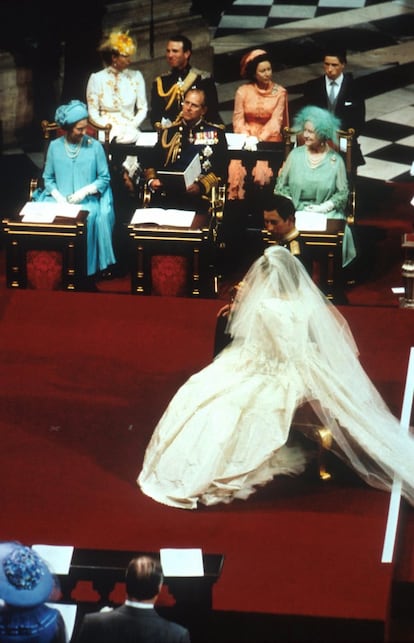 La gran boda se celebró el 29 de julio de 1981 en la catedral de San Pablo, en el centro de Londres. A ella asistieron 2.500 invitados y la vieron 750 millones de personas por televisión. Hasta ese día, los novios se habían visto en 13 ocasiones, según solía contar Diana.