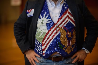 Keiper, de 57 años, muestra un chaleco de oficial electoral que ha usado durante 12 años en la Escuela Primaria Franklin, en Kent, Ohio.
