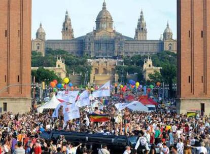 El multitudinario desfile gay y lésbico llegando, ayer tarde, a la avenida de Maria Cristina.