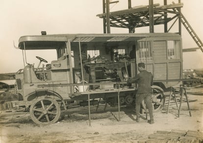 Ingeniería militar años 20 -----PIEFOTO----- Un soldado trabaja en un camión-taller.