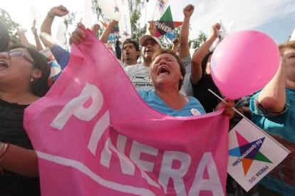 Seguidores de Sebastián Piñera celebran la victoria de su líder en Santiago