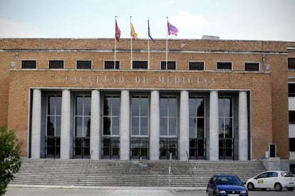 A professor found a mummy on the rooftop of the Complutense University School of Medicine.