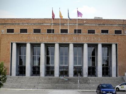 A professor found a mummy on the rooftop of the Complutense University School of Medicine.