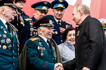 El presidente ruso, Vladímir Putin, estrecha la mano de uno de los últimos veteranos vivos rusos de la II Guerra Mundial, en el desfile por el Día de la Victoria, este lunes en Moscú. 