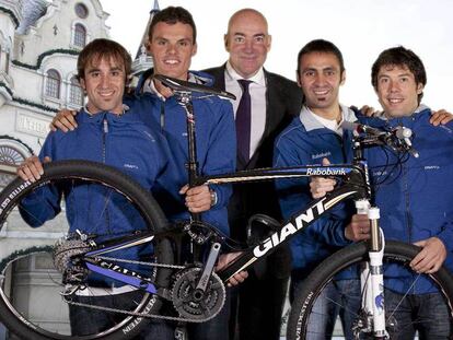 De izquierda a derecha, Carlos Barredo, Luis León, Wessel van Keuk, presidente del Rabobank, Juan Manuel Gárate y Óscar Freire.