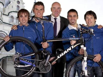 De izquierda a derecha, Carlos Barredo, Luis León, Wessel van Keuk, presidente del Rabobank, Juan Manuel Gárate y Óscar Freire.