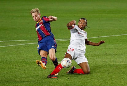 Jules Kounde intercepta un disparo de Frenkie de Jong este domingo en el Camp Nou.