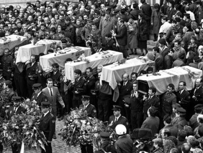 Els fèretres dels sis agents durant el funeral.