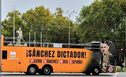 El autobús de la asociación de ultraderecha Hazte Oír pasa por la plaza de Neptuno de Madrid. 