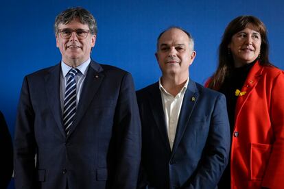 El expresidente de la Generalitat Carles Puigdemont junto a la presidenta de Junts, Laura Borràs, y el secretario general del partido, Jordi Turull, durante un acto en Perpiñán el 26 de marzo.