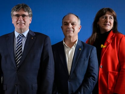 El expresidente de la Generalitat Carles Puigdemont junto a la presidenta de Junts, Laura Borràs, y el secretario general del partido, Jordi Turull, durante un acto en Perpiñán el 26 de marzo.