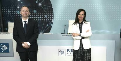 El CEO de Redeia, Roberto García Merino, y su presidenta, Beatriz Corredor.