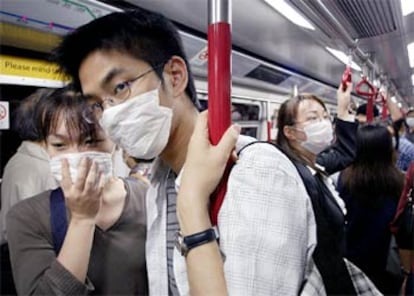Los usuarios del transporte público se protegen con máscaras en Hong Kong.