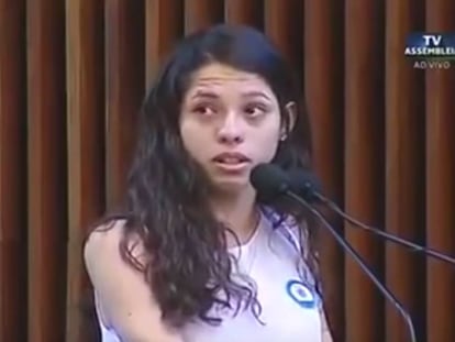 A estudante Ana Julia, 16 anos, ao discursar na Assembleia Legislativa do Paraná.