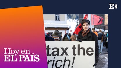 La heredera millonaria y activista social germano-austriaca Marlene Engelhorn sostiene un cartel que dice "¡impongan impuestos a los ricos!" durante el Foro de Davos.