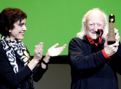 La concejala de Cultura de Bilbao, Ibone Bengoetxea, entrega, ayer, el Mikeldi de honor a René Vautier.