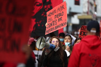 Activistas de la organización Luna Roja marchan por las calles de Quito.