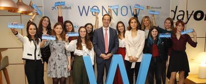 El CEO de CaixaBank, Gonzalo Gortázar, y la presidenta de Microsoft, Pilar López, junto a las premiadas.