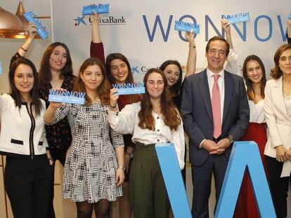 El CEO de CaixaBank, Gonzalo Gortázar, y la presidenta de Microsoft, Pilar López, junto a las premiadas.