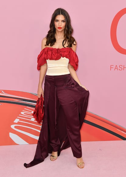 Emily Ratajkowski eligió un look de la firma Hellessy.