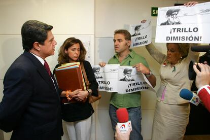 Dos familiares de víctimas del accidente, Francisco González Castilla y Granada Ripollés, le esperaban dentro del Congreso con carteles en los que se leía "Trillo dimisión". González y Ripollés pertenecen a la Asociación de Familias de Víctimas del Yak-42, la que mayor número de afectado congrega. Con ellos estaba la presidenta de este grupo, Curra Ripollés. Los tres entraron al Congreso como invitados del Grupo Socialista.