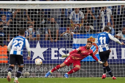 Raúl de Tomás marca, de penalti, el gol del Espanyol ante el Alavés