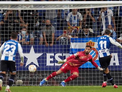 Raúl de Tomás marca, de penalti, el gol del Espanyol ante el Alavés.