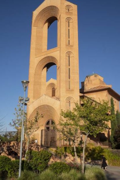 La parroquia de Santa María de Caná, en Pozuelo de Alarcón, ha merecido menciones de la revista estadounidense Architectural Digest por su singular diseño.