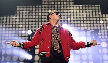 Daddy Yankee en concierto, cantando uno de sus bombazos de 'reggaeton'.