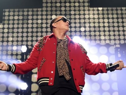 Daddy Yankee en concierto, cantando uno de sus bombazos de 'reggaeton'.