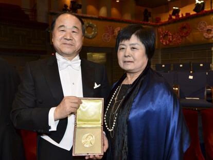 El premio Nobel de Literatura 2012, Mo Yan junto a su mujer Inlan Du.
