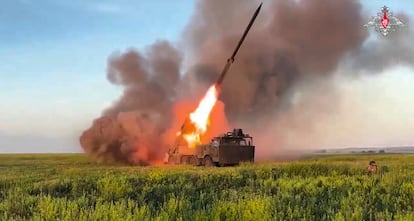 Lanzamiento de un misil ruso hacia posiciones ucranias, en una imagen facilitada por el Ministerio de Defensa ruso, el pasado día 17.
