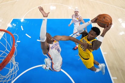 Bennedict Mathurin entra a canasta ante Jalen Williams en el partido de este miércoles.