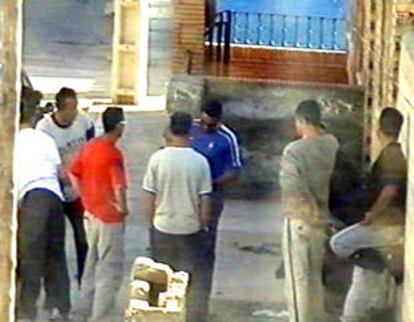 Una imágen obtenida por la Guardia Civil en el operativo de Isla Mayor en la que se puede observar la venta del hachís.