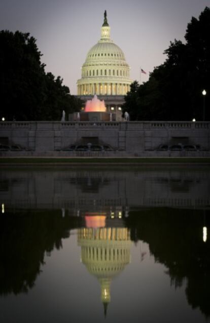 Imagem noturna do Congresso dos Estados Unidos.