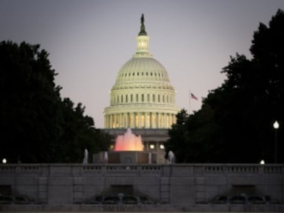 Imagen nocturna del Congreso de Estados Unidos.