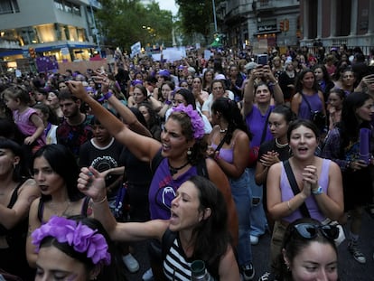 Mujeres marchan para conmemorar el 8-M, en Montevideo (Uruguay).